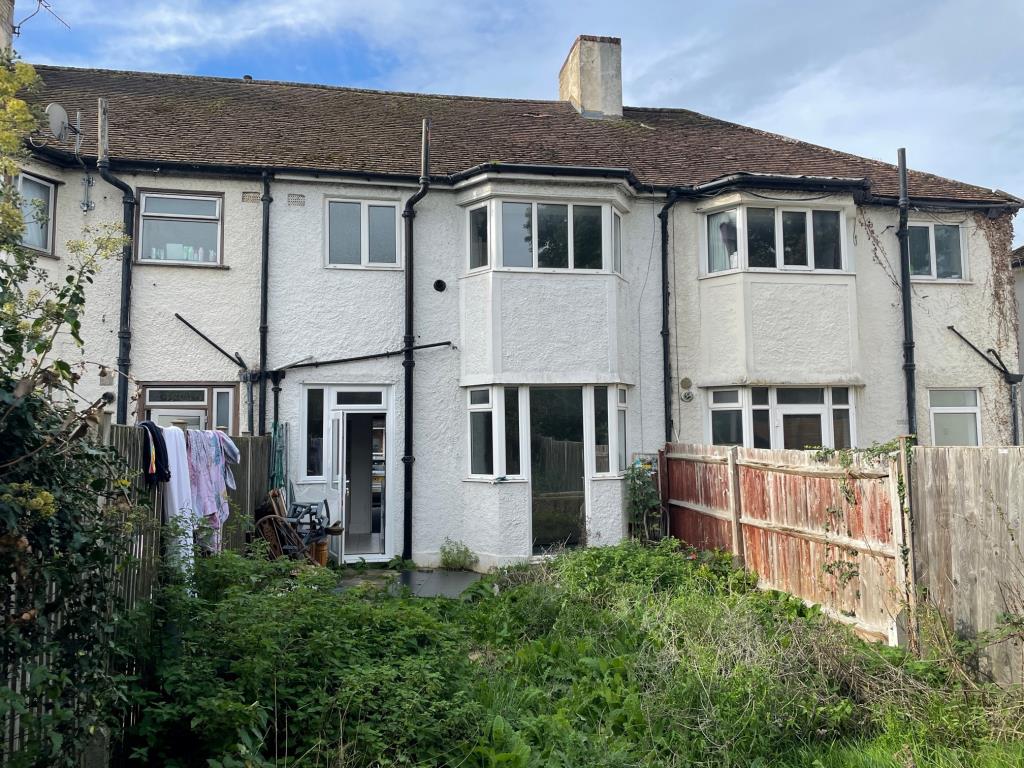 Lot: 11 - THREE BEDROOM HOUSE FOR IMPROVEMENT WITH PARKING - 